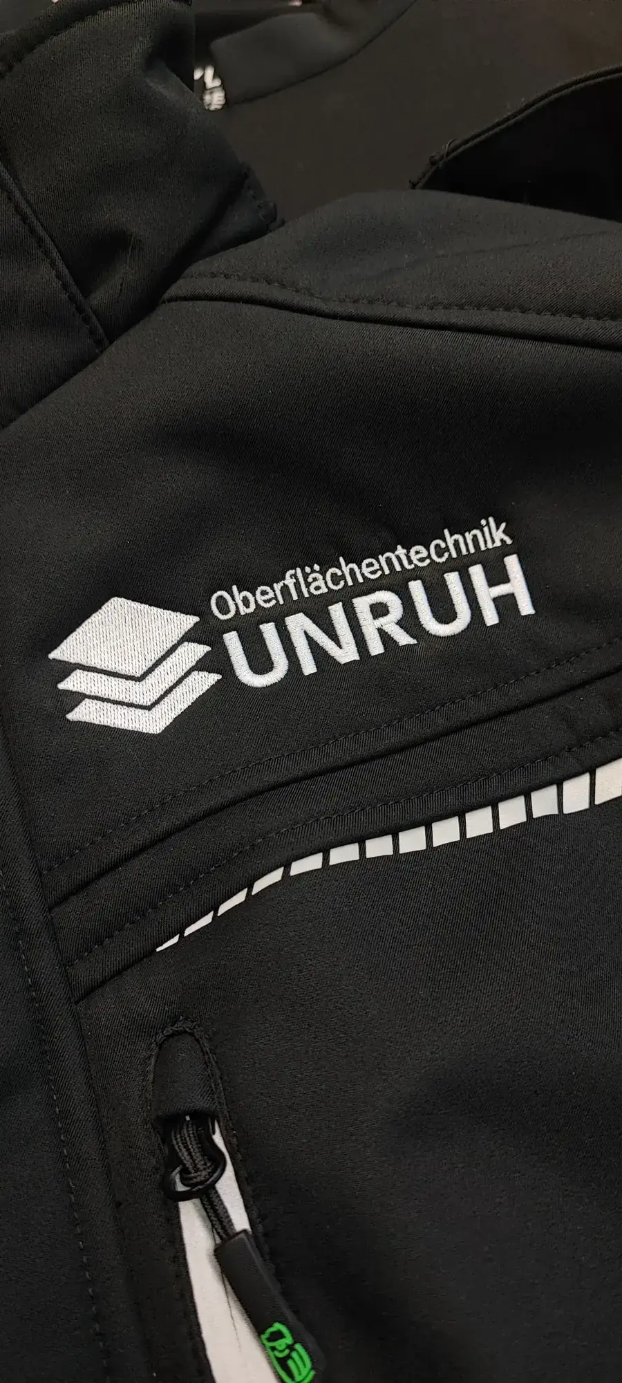 Bestickte Arbeitskleidung mit Firmenlogo f&uuml;r Handwerksbetriebe in Gummersbach