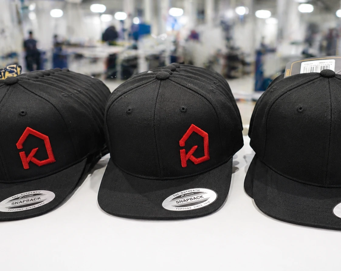 Bestickte Firmenkleidung mit Logo auf Caps und Poloshirts f&uuml;r Teams in NRW