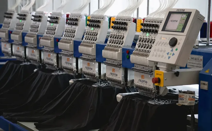 Stickmaschine f&uuml;r Arbeitskleidung besticken und Corporate Wear in Gummersbach